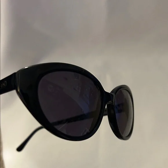 St John S-526 Stylish Black Sunglasses. New - Picture 4 of 6